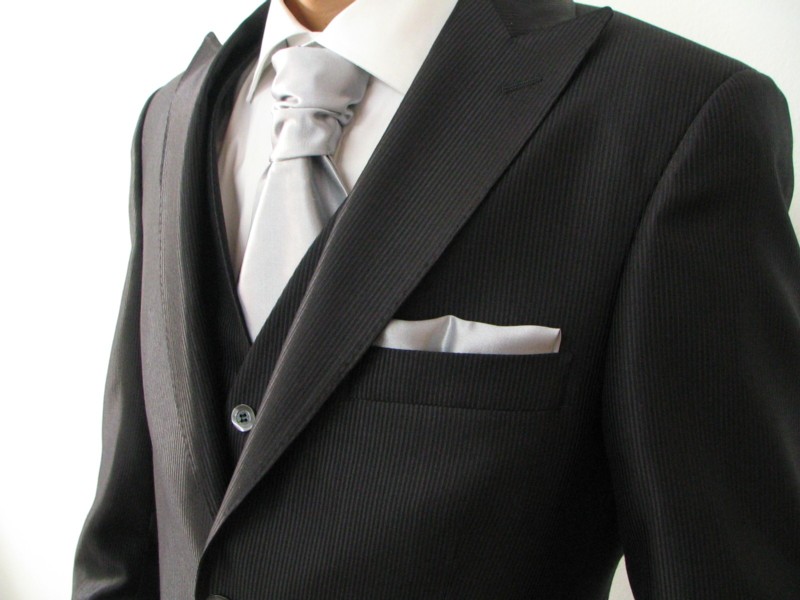 4-20: groom suit in black wool-silken satin